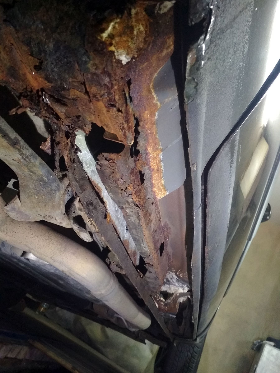 порог Dodge Caravan внутри